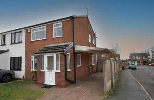 Spacious 3BR House By Kammili Properties in Westhoughton - Free Parking - Photo 21