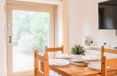 Charming Stone Cottage - Cotswolds Farm Stay - The Bullpen - Photo 18