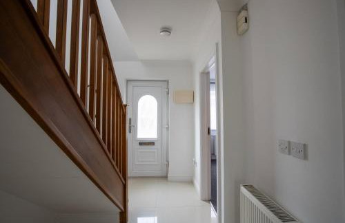 Modern Detached 4-Bedroom 2-Bath Home, Guildford - Foto 38