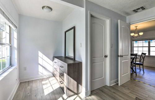 Chic Home with Fire Pit and Patio, Walk to Lake! - Foto 16