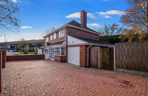Family-Friendly 4-Bed near Parks & Transport Links - Foto 8