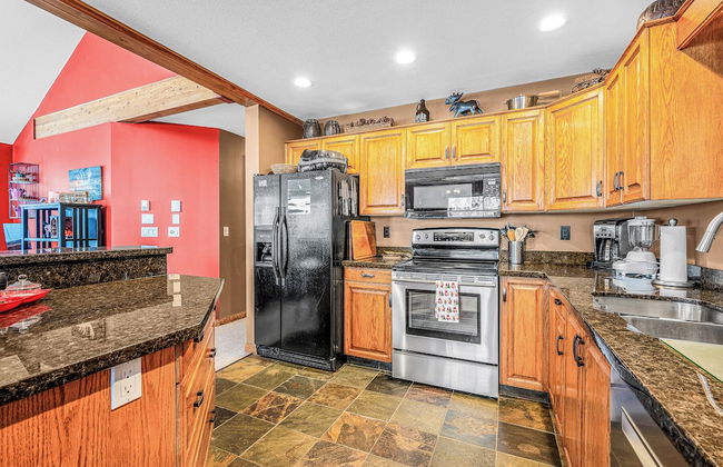 Fresh Tracks Retreat Ski In Out Hot Tub - Photo 17