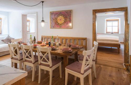 Gehobenes Ambiente in historischer Wohnung - Photo 1