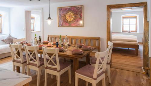 Gehobenes Ambiente in historischer Wohnung - Foto 1