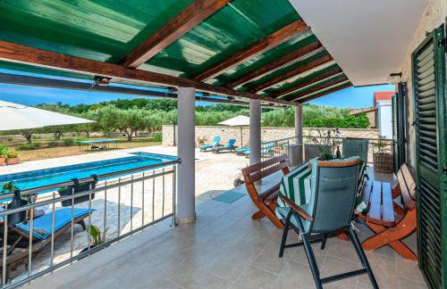 Holiday House Paula sa privatnim grijanim bazenom na mirnoj lokacija blizu mora - Foto 15