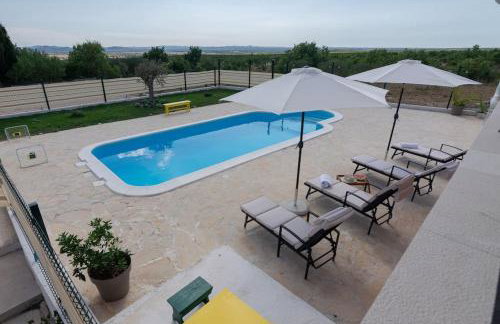 Kuća za odmor M&J s grijanim bazenom - Photo 4