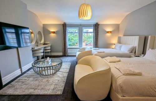 Lux 2 Bed Apartment, 2 Parking spaces, 1 minute to Metrolink - Photo 15