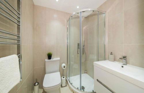 7 Borough Apartments - Spacious 2-Bed, 2-Bath in Prime Location - Foto 6