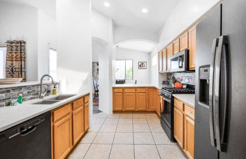 Remodeled modern beauty backs to open desert with mountain views & home theatre - Foto 14