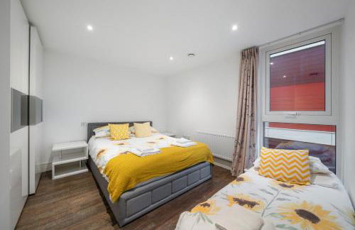 Riverside 1BR with Easy Transport 20min to City Centre - Photo 4