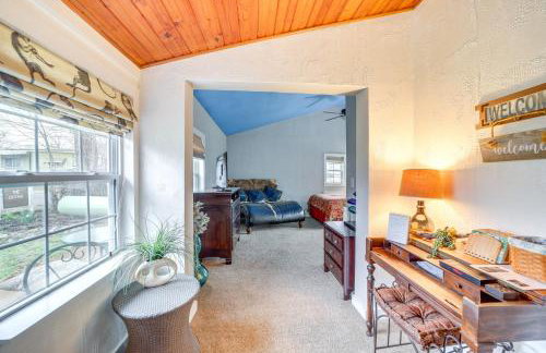 Historic Cabin with Yard 1 Mi to Lake Spavinaw! - Foto 12