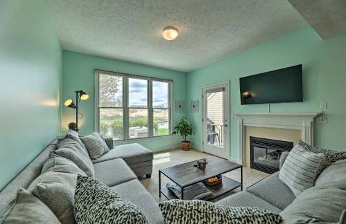 Bright Manistee Condo with Beach and Pool Access! - Foto 1