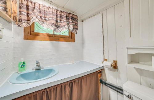 Rustic Michigan Lakeside Cabin with Private Dock! - Foto 16