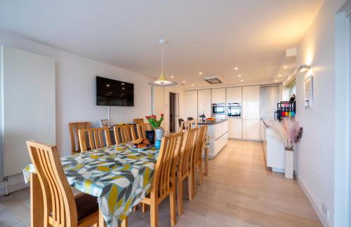 Spacious Coastal Retreat with Sea Views - Foto 17