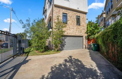 Luxury Downtown Home w Rooftop Deck in the Skyline - Photo 66