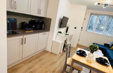 Luxury Self-Contained Studio Apartment near QE Hospital R1 - Photo 20