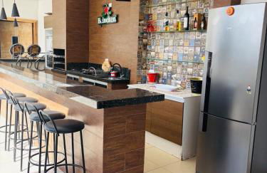 Sobrado espaçoso e aconchegante proximo ao centro - Foto 1