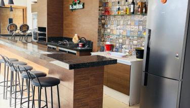 Sobrado espaçoso e aconchegante proximo ao centro - Foto 1