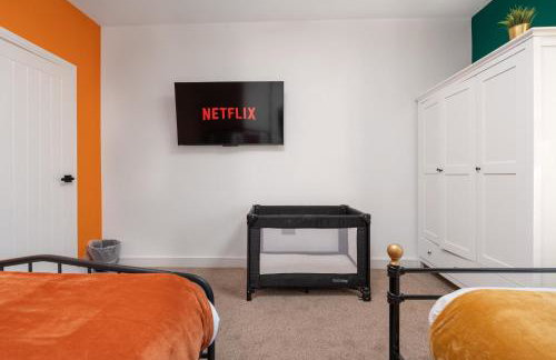 Exotic 4BD, Etihad, Coop Arena - TV in all Rooms and Outdoor Dining - Foto 9