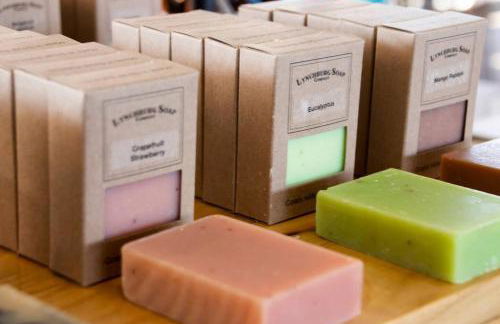 Vibrant Trendy Two Bedroom Home Near Marathon Village - Foto 47