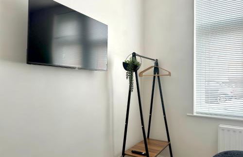 Central 4 Bed Home, FreeParking, 5TVs, Superfast WiFi - Photo 23