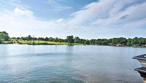 Waterfront Lake Home with Deck - New Renovations! - Foto 1