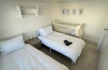 Stylish Home Away From Home! 6 Minutes from Beach! - Foto 21