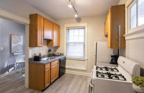 Hyde Park Comfort with Office Near Everything - Photo 6