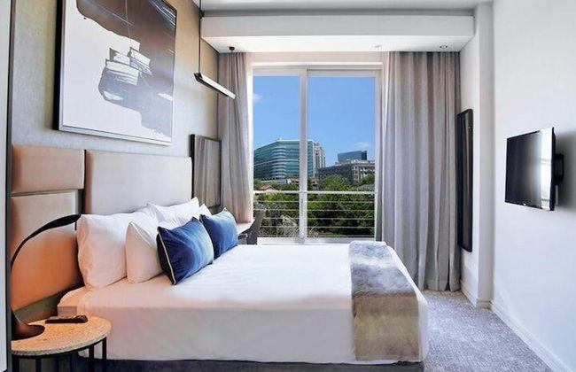 Sandtoncity-apartment-sleeps4-pool-parking - Photo 2