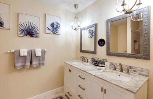 Deck and Game Room! Lakefront Blue Ridge Mtn Gem - Foto 21