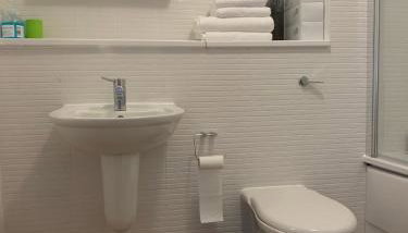 Spacious Modern 3-Bedroom Apartment with Balcony & Free Parking near City Centre - Photo 2
