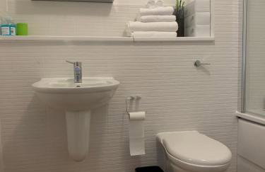 Spacious Modern 3-Bedroom Apartment with Balcony & Free Parking near City Centre - Foto 2