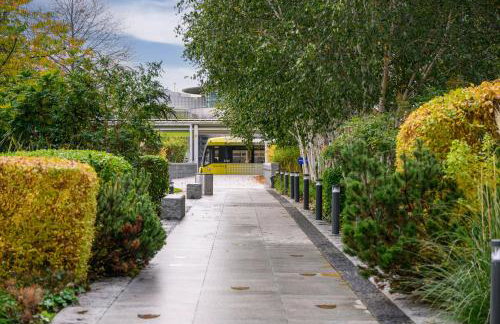 Panoramic City Views Elegant 2BR, 2 Min to Metro - Foto 24