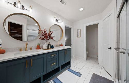 Spacious 6 Bed House near Airport, Pet-Friendly, Close to AFB - Photo 27