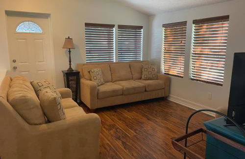 Spacious renovated 4br downtown home w firepit sleeps 8+ - Photo 15