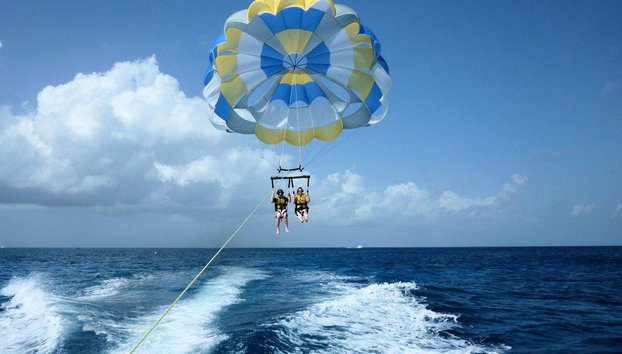 Volo in parasailing di 10 minuti sulla baia di St. George con foto e video inclusi - Foto 3