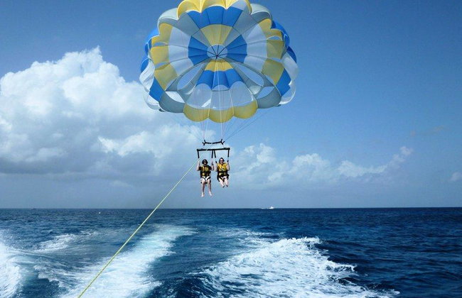 Volo in parasailing di 10 minuti sulla baia di St. George con foto e video inclusi - Foto 3