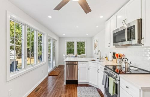 Steps to Beach + Sunset Views! East Marion Home - Foto 8