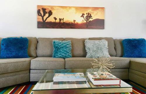 Live the Mid Mod Life at Mariposa Palms - Foto 27