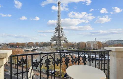 View on Eiffel Tower Seine and Main Monuments - Photo 1