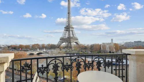 View on Eiffel Tower Seine and Main Monuments - Photo 1