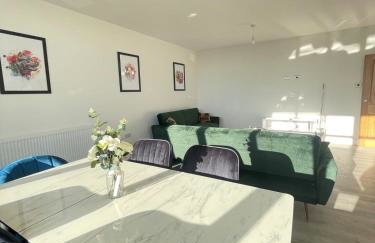 The Felix Apartments - 3 Bedrooms - FREE Parking - Close to train station - Photo 22