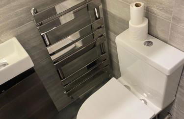 EGHAM LOVELY STUDIO SELF CONTAINED 2 mins station - Foto 8