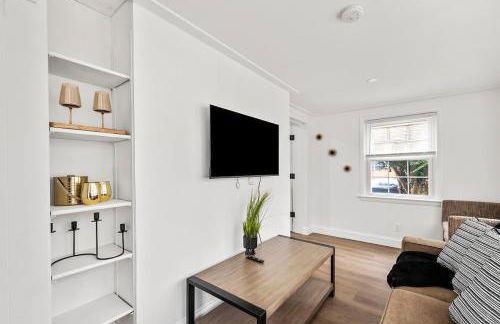 1 min to DC 8 beds sleeps 16 with yard and parking - Foto 12