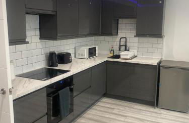 Lovely Modern studio flat with jacuzzi bath free parking - Foto 3