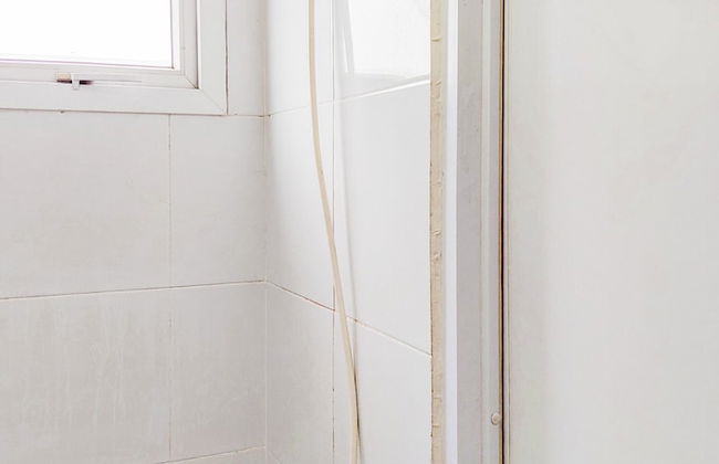 Minimalist Studio Room At Aeropolis Residence Apartment - Foto 9