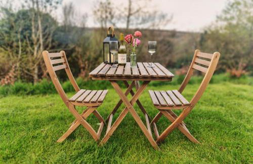 Luxury Glamping Cabin with Outdoor Bath on Cornish Meadow - Photo 7