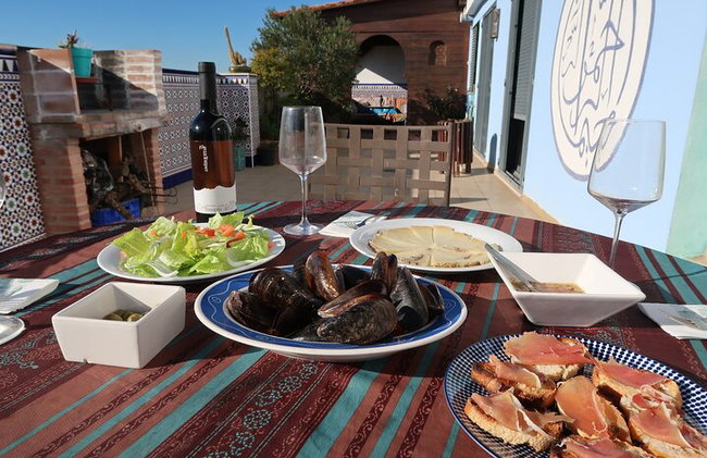 Paella tradicional Valenciana, cocinada con leña de naranjo. - Foto 7