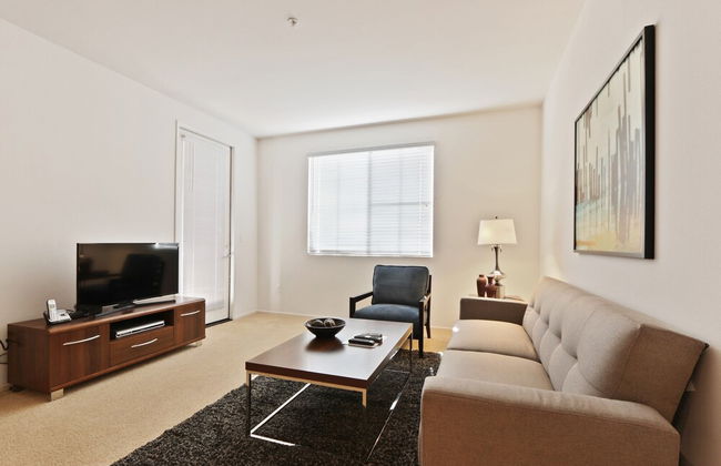 Global Luxury Suites at The Village - Photo 32