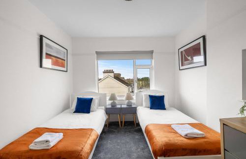Substantial 5 bedroom townhouse with disabled access apartment, private off road parking space with EV point from 15th April 26, jaccuzi bath, Netflix and Wifi, near Argyle, boutique shops eateries and pubs - Foto 14